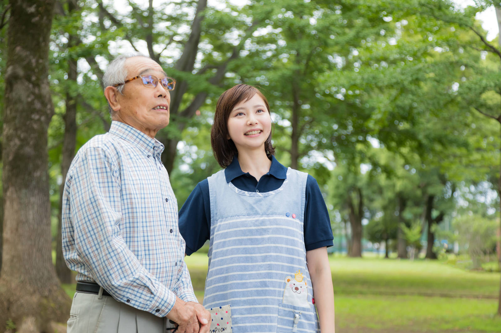 笑顔で対応する介護スタッフ